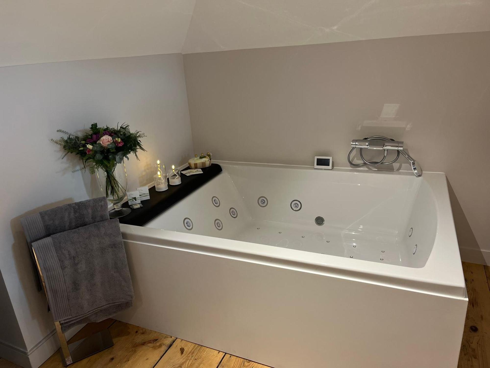Suite mit Kingsize-Bett mit Whirlpool