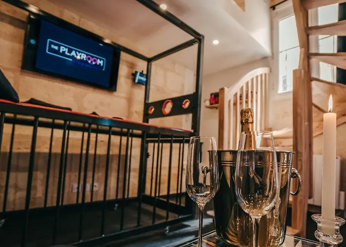 Love Room Bordeaux Playroom Avec Salle De Jeux Pour Adultes Et Lit A Eau Chauffant