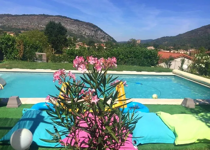 Villa raffinée à Foix avec piscine privée et jacuzzi avec Piscine