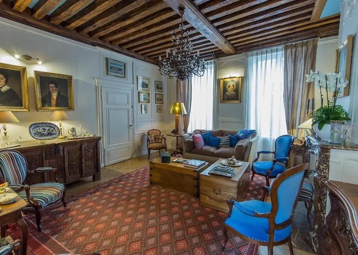 Room In Guest Room - This 10Th Century Home Sits In An Exceptional Setting In The Center Of Orléans