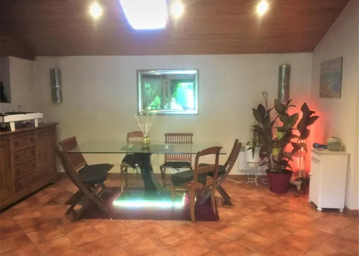 MAISON DE CHARME DANS GRAND JARDIN LIT ET MIXE 4 chambres avec wifi gratuit avec Piscine