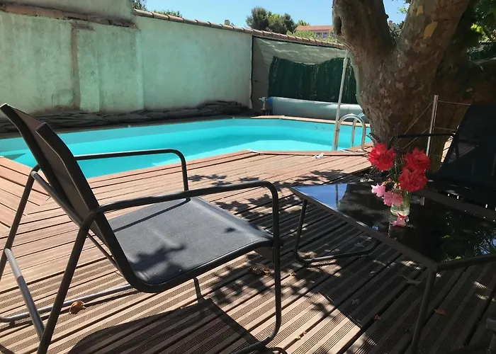 Chambre climatisée avec sdb privée dans une villa avec piscine ouverte d'avril à mi octobre Marseille