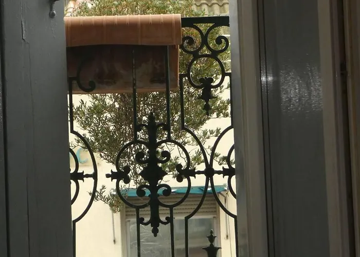 eTANIT ! Parking VélO, Etape Bicycle - 1mn a toute Connection Bus,Train et Aéroport - Calme Plein Centre de Beziers pour visiter,manger - Chambres Climatisées, Spacieuses Amenagees pour Singles, Couple, et ou Familles - Consigne et Petit Dej en plus