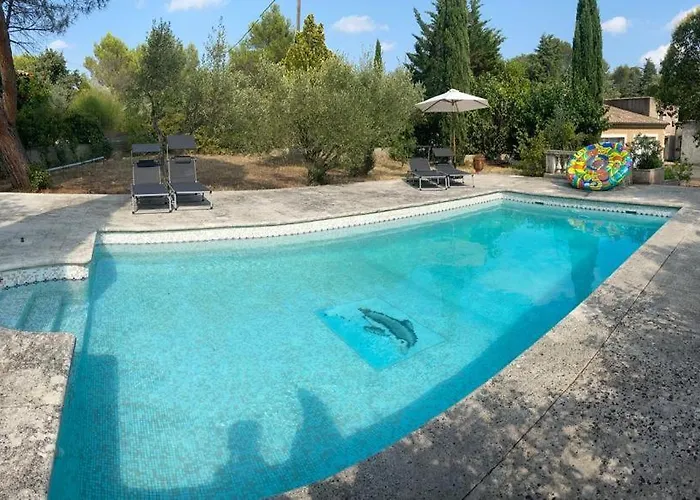 Chambre indépendante avec terrasse privée et piscine Nîmes