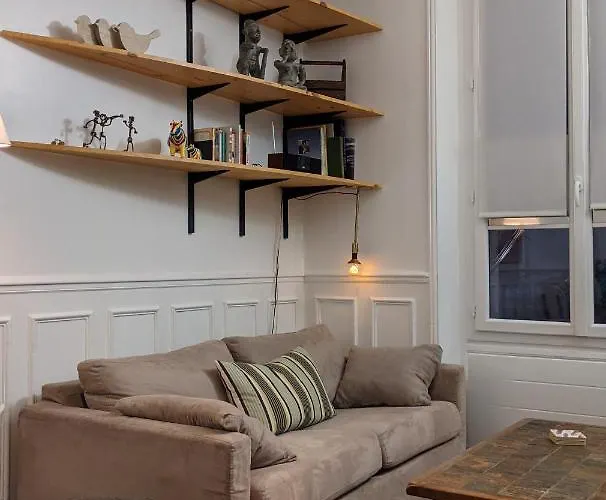 Private Acces To The All Flat. Charming Parisian.