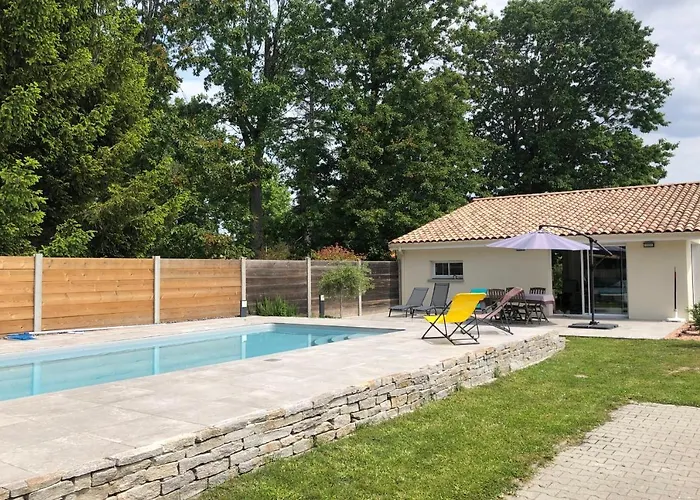 Hotel Modern Family House With A Furnished Terrace Swimming Pool And Parking à Pessac avec Piscine