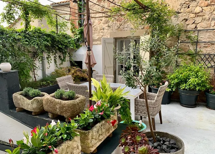 Caunes-Minervois Hotels