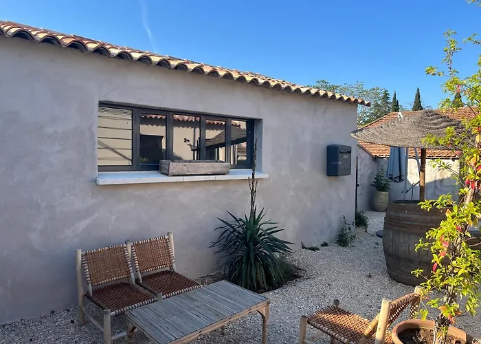 Appartement Studio dans les Alpilles à Fontvieille avec Piscine