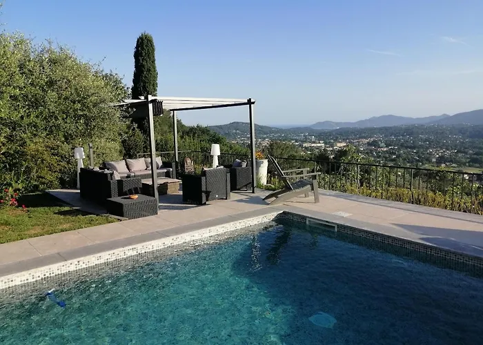 Les lodges de l'oliveraie de Virevent Grasse avec Piscine