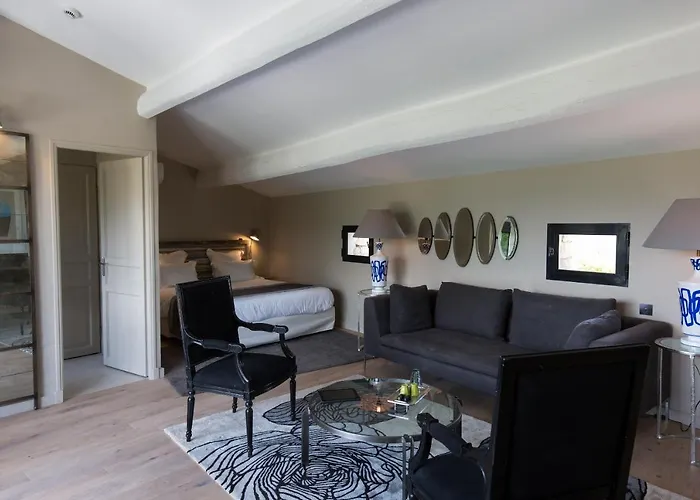 Crillon-le-Brave Hotels