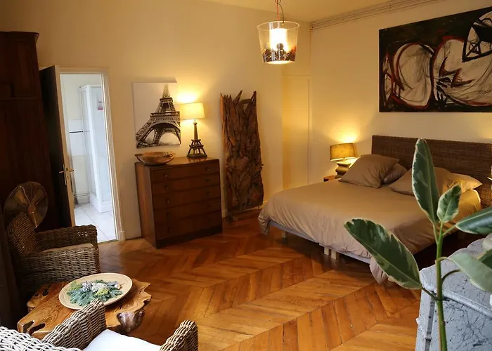 A Room In Parijs