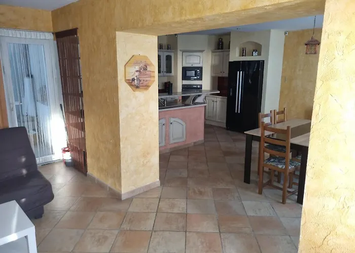 ÉTAGES PRIVÉE POUR 4 PERSONNES 2 CHAMBRES ET 1 SALE DE BAIN i Roissy-en-France