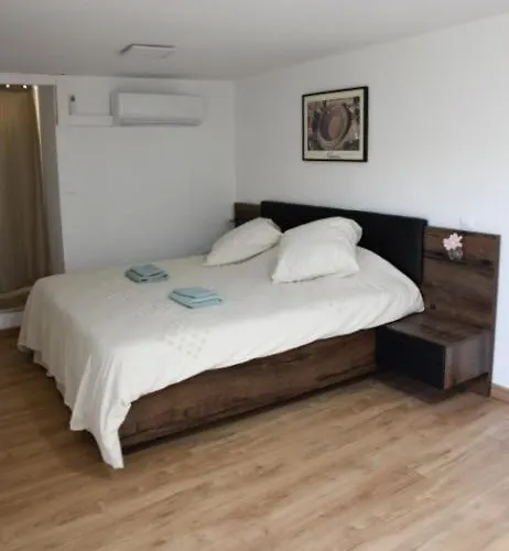 Hotel Maison D'Hotes - Chambre-Kitchenette-Salle De Bain-Espace Exterieur Nimes