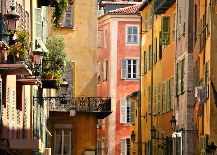 Appartement 2 Pieces A Louer Au Coeur Du Carre D Or A Nice, Rue Dalpozzo A 150 Metres Des Plages