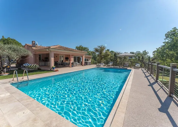 Villa T2 Au coeur des chênes 1831 route de Mazaugues à Saint-Maximin avec Piscine