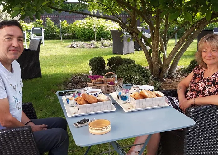 Milon-la-Chapelle Hotels