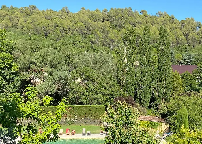 Goult Hotels