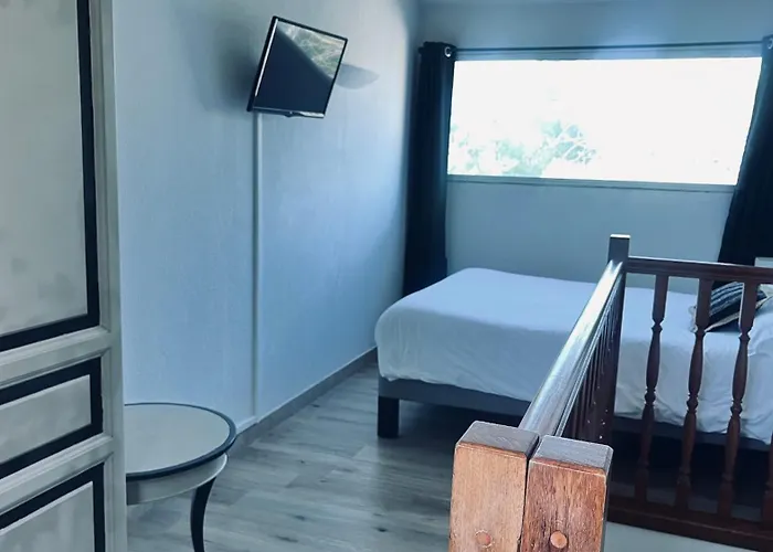 Rousset (Bouches-du-Rhone) Hotels