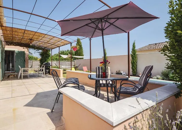 Awesome Home In Maubec avec Piscine