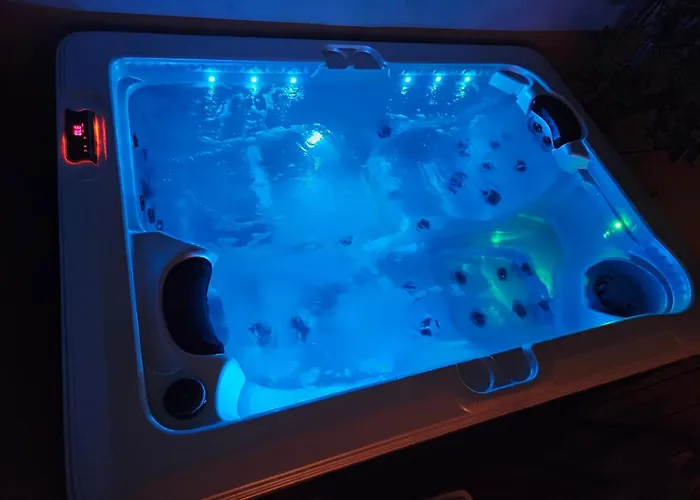 Maison 3 étoiles à 50m mer plages îles nature piscine chauffée jacuzzi privé WIFI Port-des-Barques avec Piscine