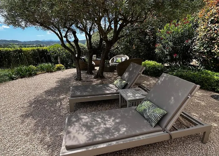 Villa Le Mazet d'Emilia avec jardin et piscine privés à Cucuron avec Piscine