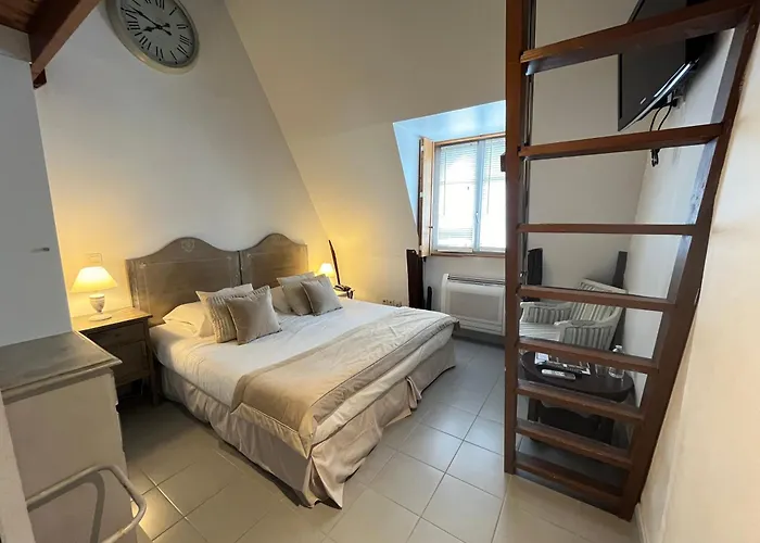 Luynes (Indre-et-Loire) Hotels