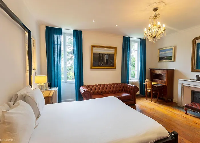 Suite Petite -Nice - Spa-Jacuzzi - Massage- Sauna - 4 Saisons - Piscine Chauffee Toute L'Annee - Pool View- Heated Pool 800M City Centre Nyons
