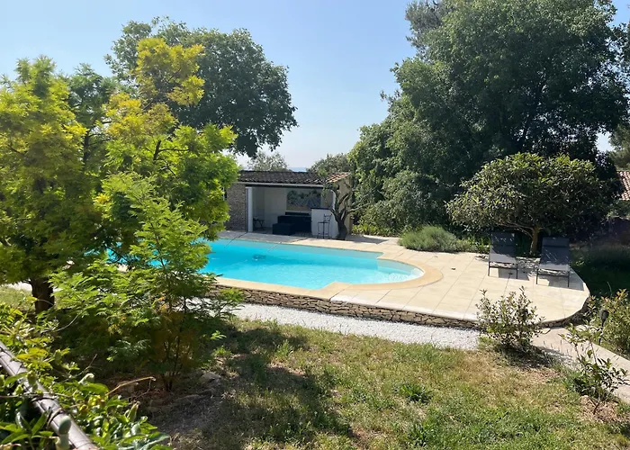 Hotel Le mazet en été en garrigue nimoise et parking à Nîmes