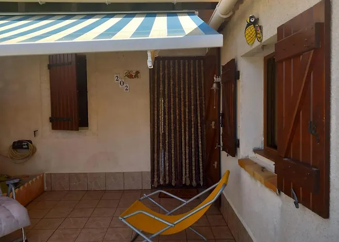 Maison charmante à Gruissan avec piscine partagée avec Piscine