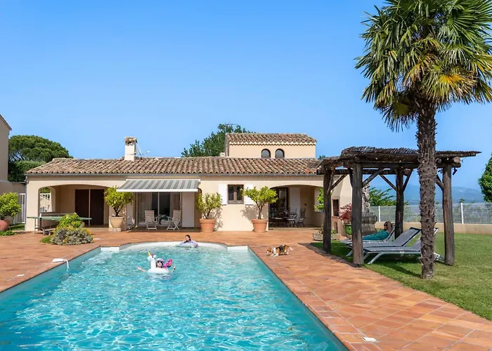 Villa Lazuel, piscine privée chauffée, vue panoramique et jardin clos Aubenas avec Piscine