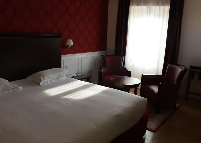 Chateaumeillant Hotels