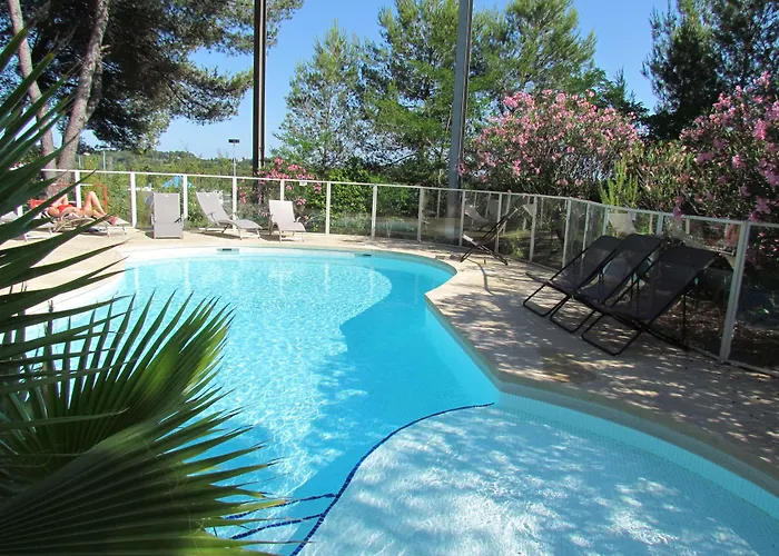 Saint-Clement-de-Riviere Hotels