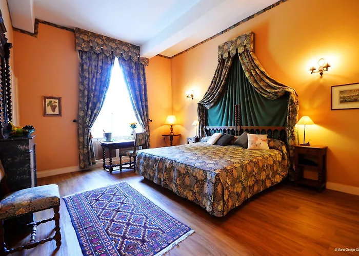 Vault-de-Lugny Hotels