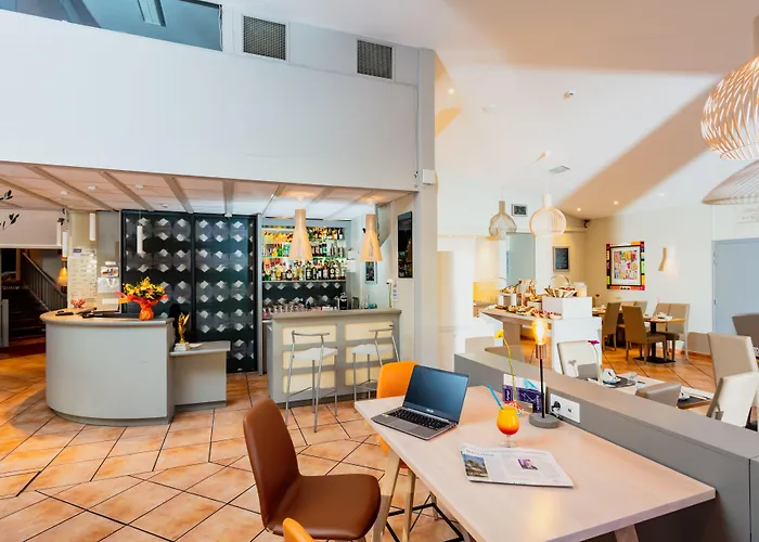 Brit Hotel Confort Nimes Ouest - A9 Sortie 25 Mit Golfplatz