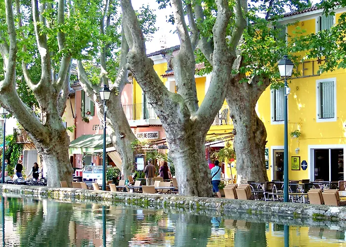 Logis Hotel De L'Etang Cucuron