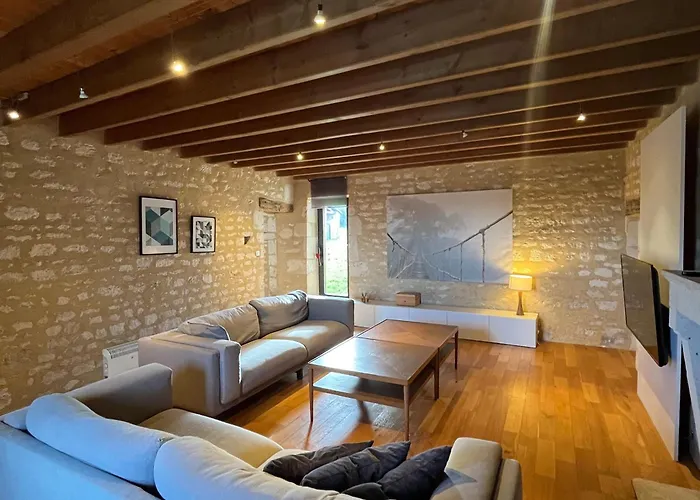 Grande maison rénovée, piscine, 4 chambres, vaste terrain, près piste cyclable et pêche, Wi-Fi inclus - FR-1-426-408 Fontenay-le-Comte avec Piscine