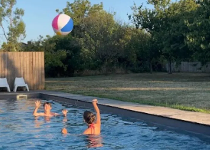 Gîte authentique avec piscine, proche nature et activités, rénové et confortable, jusqu'à 6 pers. - FR-1-426-96 Fontenay-le-Comte avec Piscine