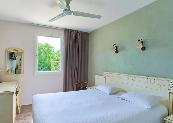 Cadenet Hotels