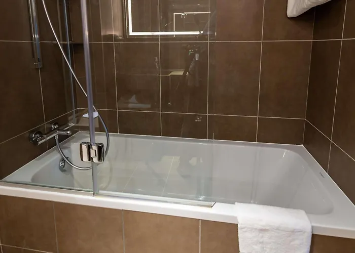 Magny-les-Hameaux Hotels