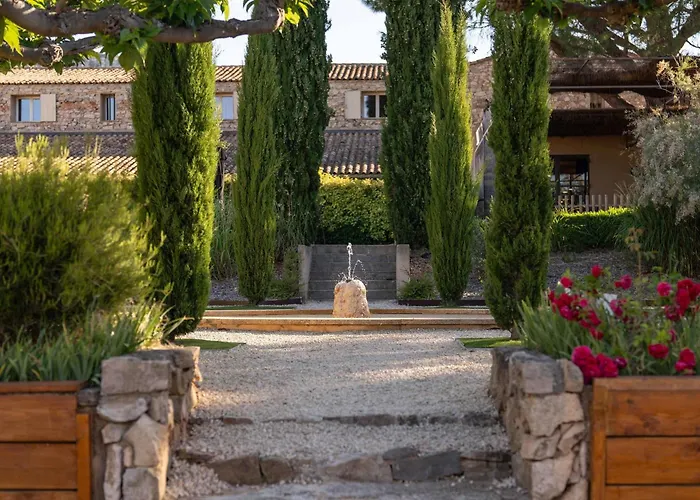 Chateauneuf-le-Rouge Hotels