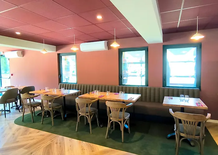 Saint-Quentin-en-Tourmont Hotels