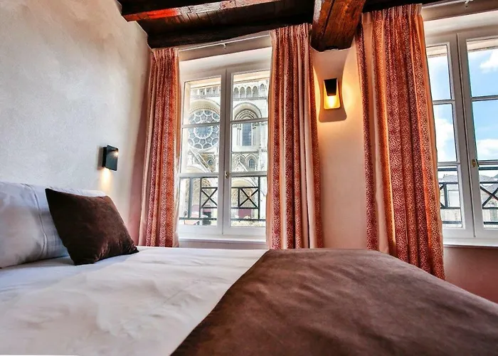 Bed and Breakfast Logis du Parvis ***Face Cathédrale/in front of the Cathedral*** à Laon