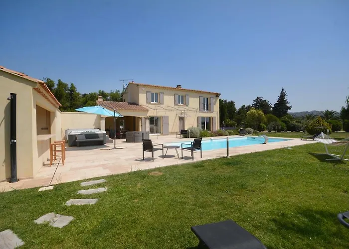 Villa 4 chambres Spa Sauna Piscine chaufée boulodrome LA BASTIDE DE LUSON Maussane-les-Alpilles avec Piscine