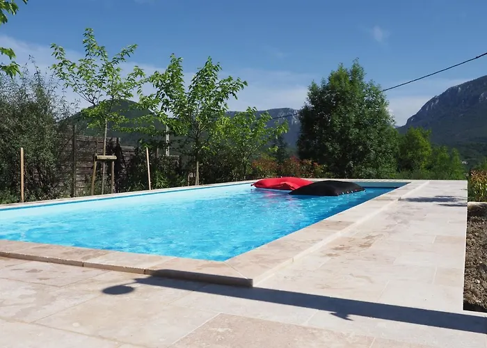Villa Le Chalet des Trois Quilles à Quillan avec Piscine